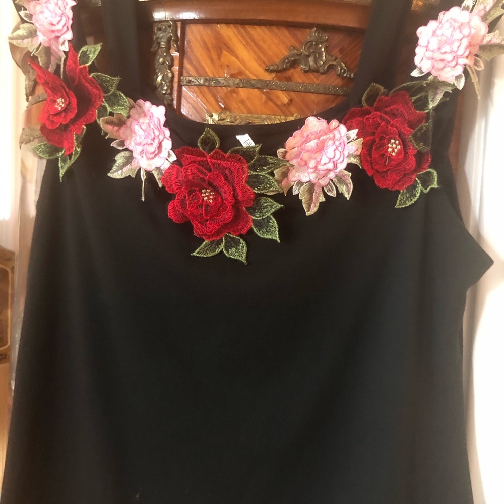 Unique, beautiful top with roses! Size extra large